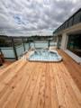 Holzterrasse mit Whirlpool