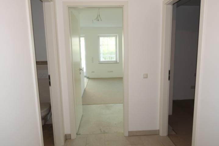 Flur mit Blick in das Wohnzimmer