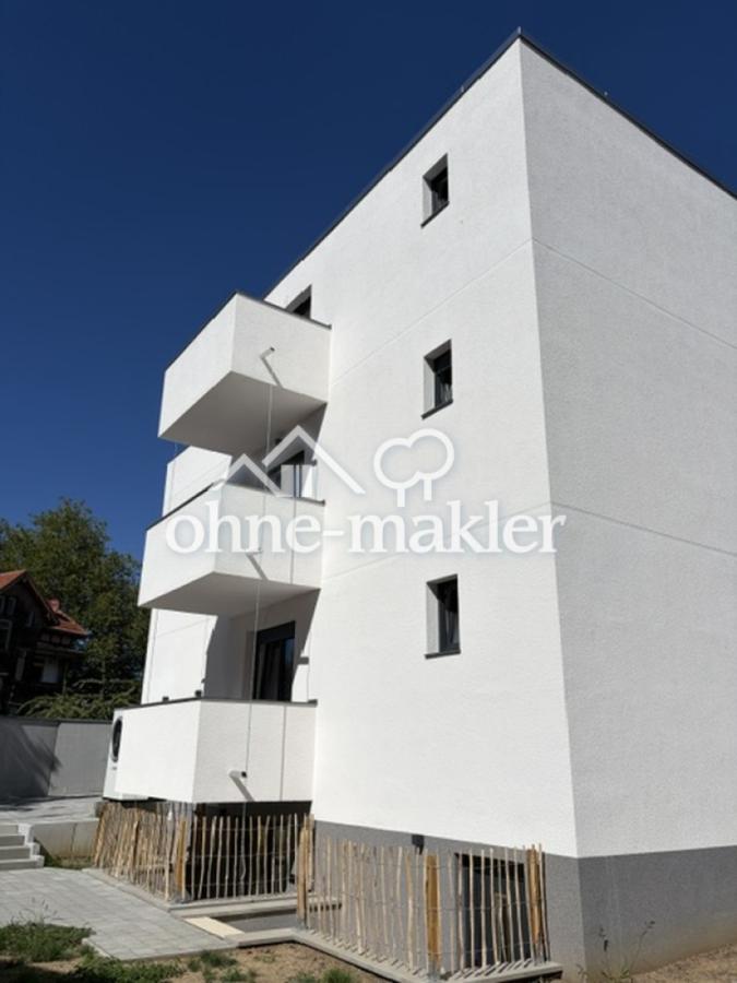 Gebäude mit Balkon 1.Stock