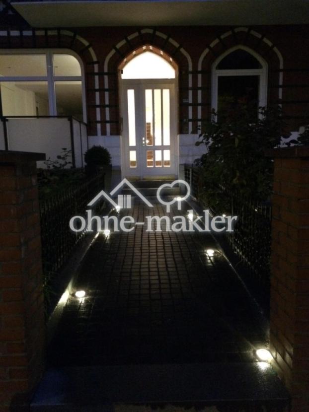 Hausansicht bei Nacht