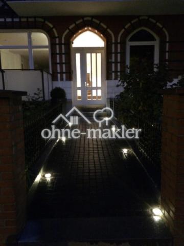 Hausansicht bei Nacht