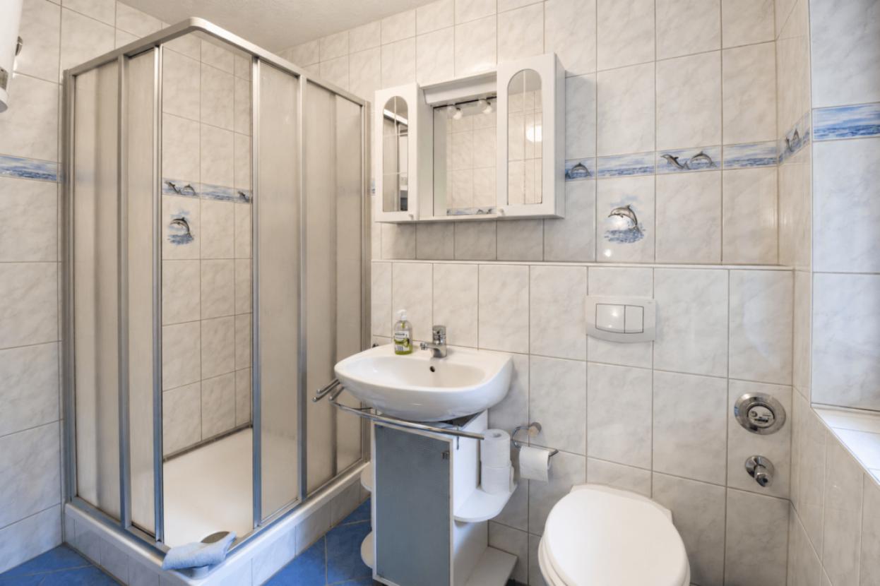 Helles Badezimmer