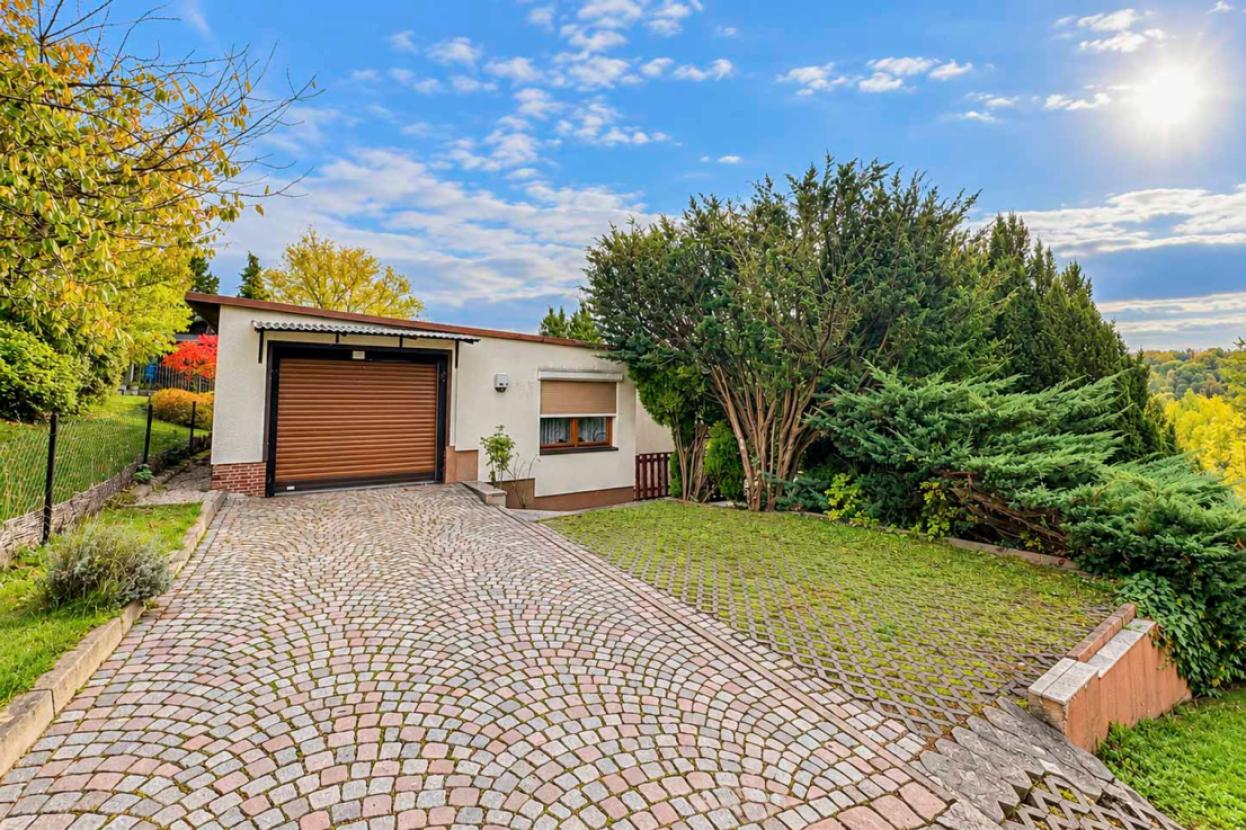 Einfahrt mit Garage