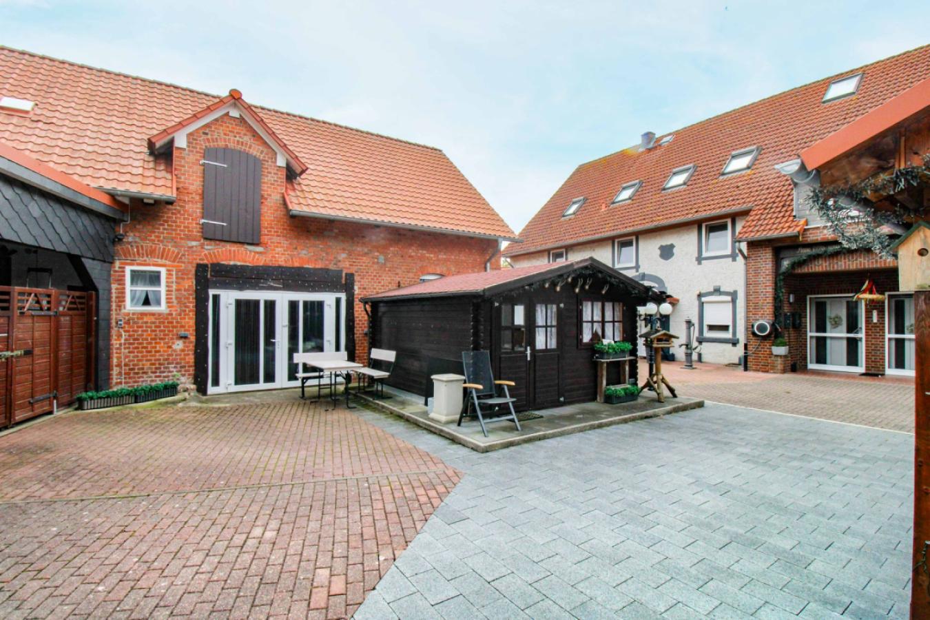 Werkstatt links und Zweifamilienhaus rechts