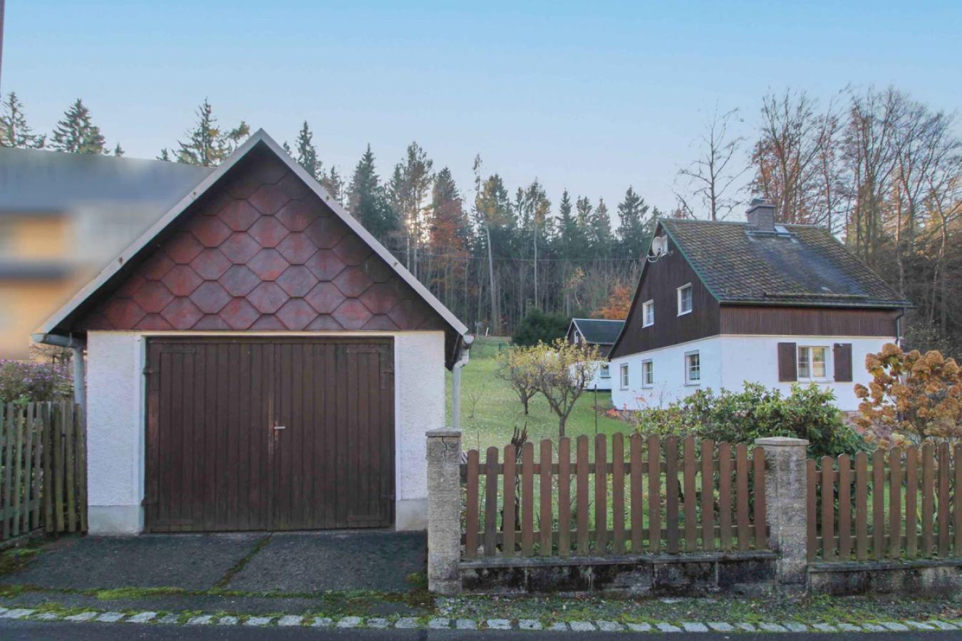 Garage und Haus