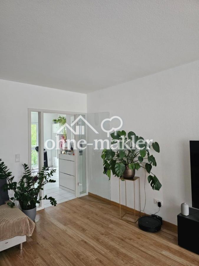Wohnzimmer Blick zum Eingang 