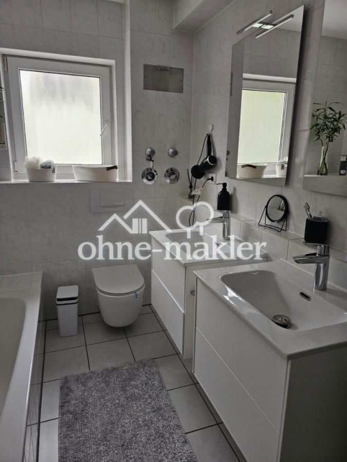 Wannenbad mit zwei Waschbecken