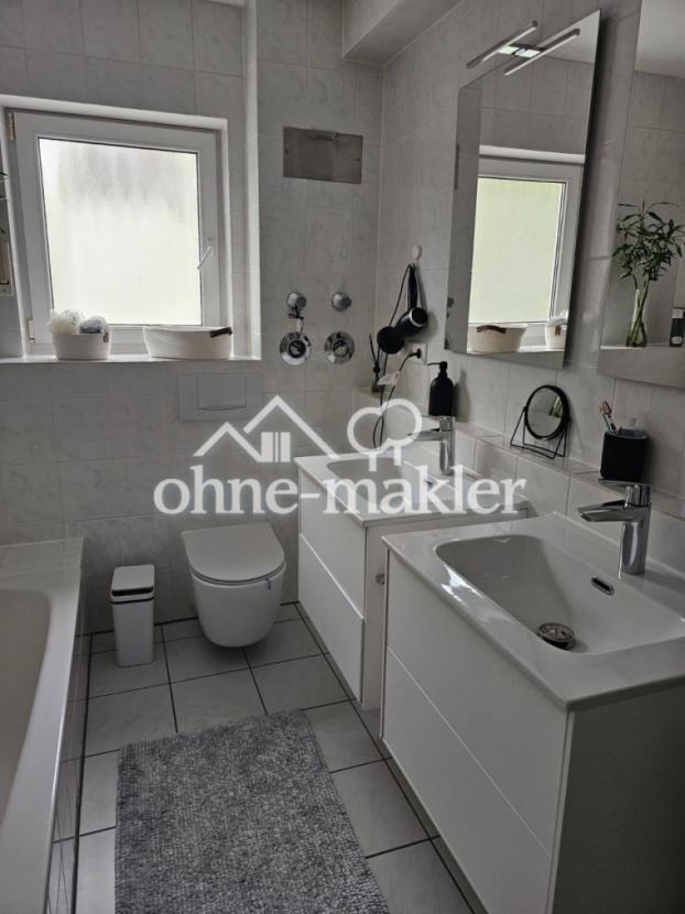 Wannenbad mit zwei Waschbecken