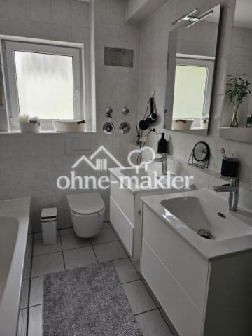 Wannenbad mit zwei Waschbecken