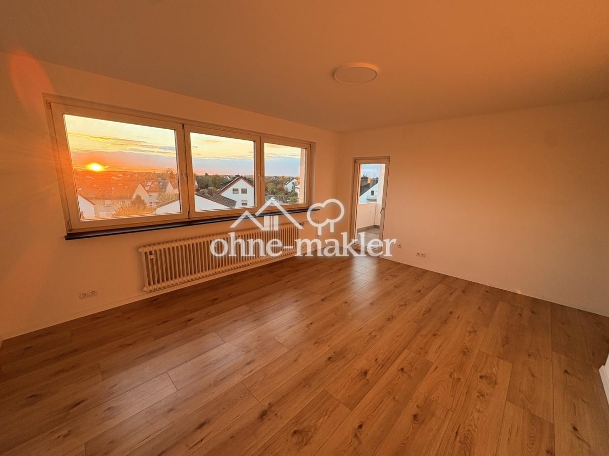 Wohnzimmer mit Balkonzugang