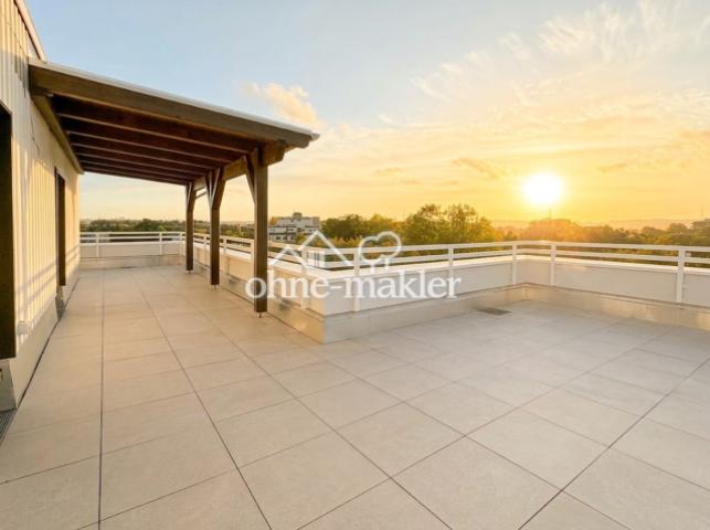 Umlaufende Dachterrasse abends