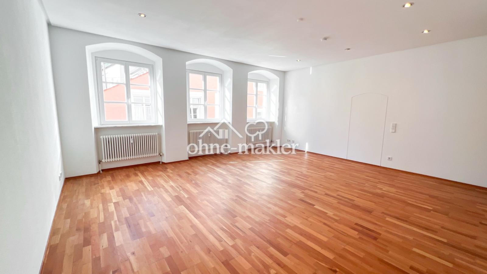 Helles Wohnzimmer mit Parkett