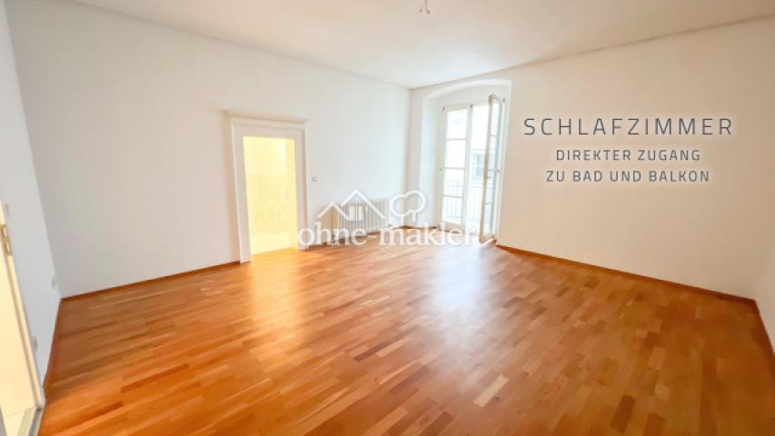 Schlafzimmer mit Balkonzugang