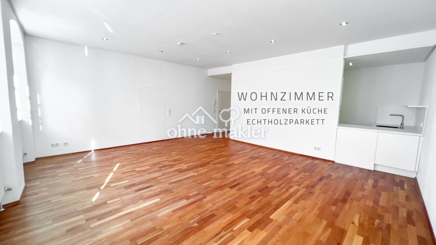 Wohnzimmer mit offener Küche