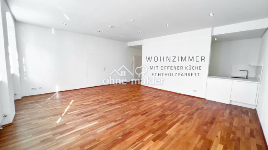 Wohnzimmer mit offener Küche