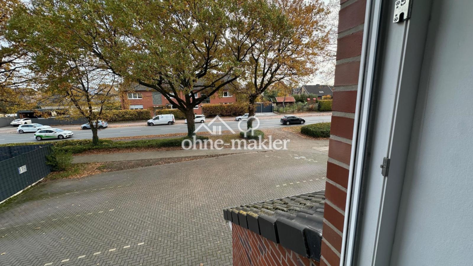Blick aus Küche auf Parkfläche
