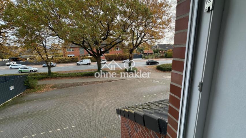 Blick aus Küche auf Parkfläche