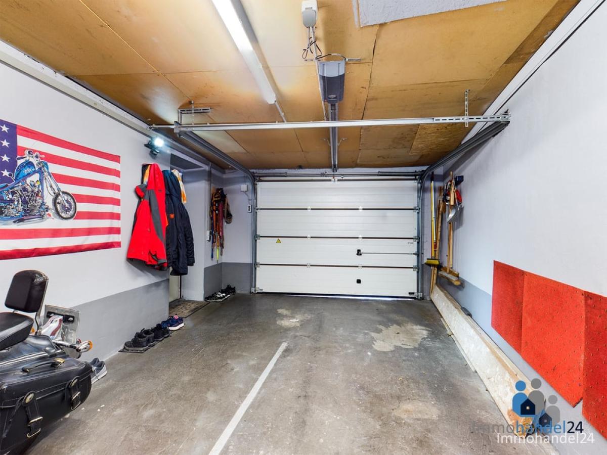 Garage mit elektrischem Tor