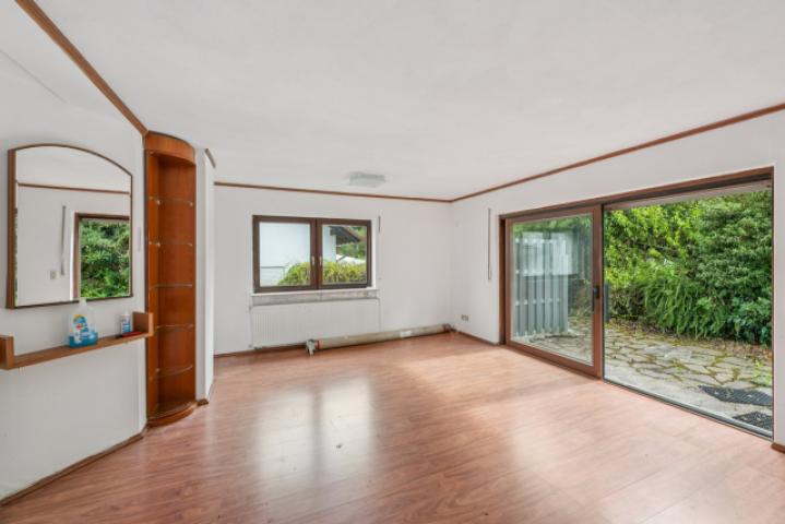 Wohnzimmer mit Zugang Terrasse