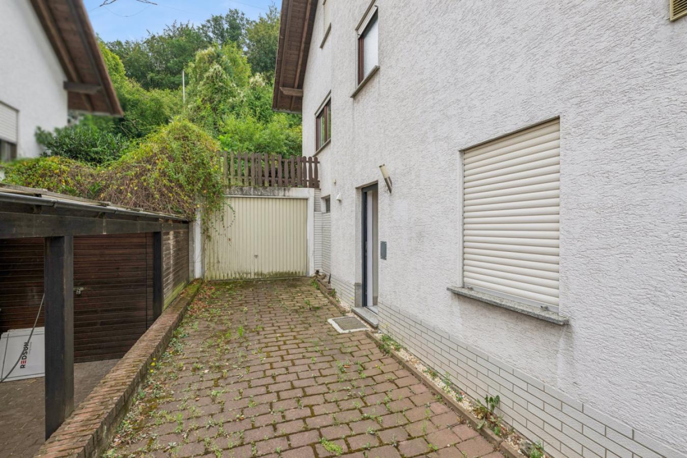 Garage und Außenstellplatz