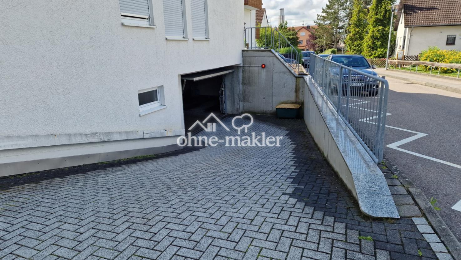 Einfahrt mit elektrischem Tor