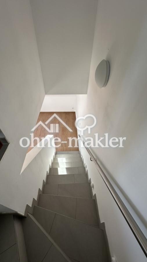 Blick Treppe runter 1
