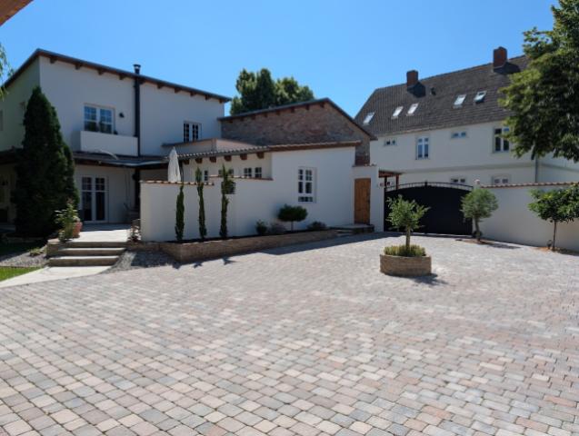 Hof mit Blick zum Haupthaus