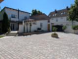 Hof mit Blick zum Haupthaus