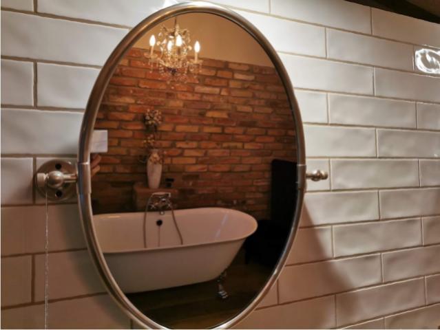 Bad im OG mit Wanne und Dusche