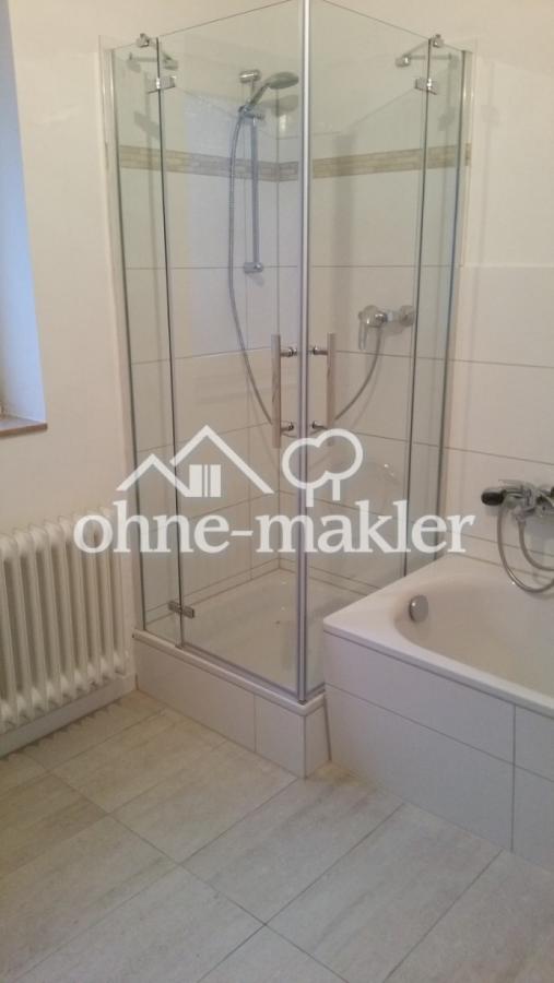 ..mit Dusche und Wanne
