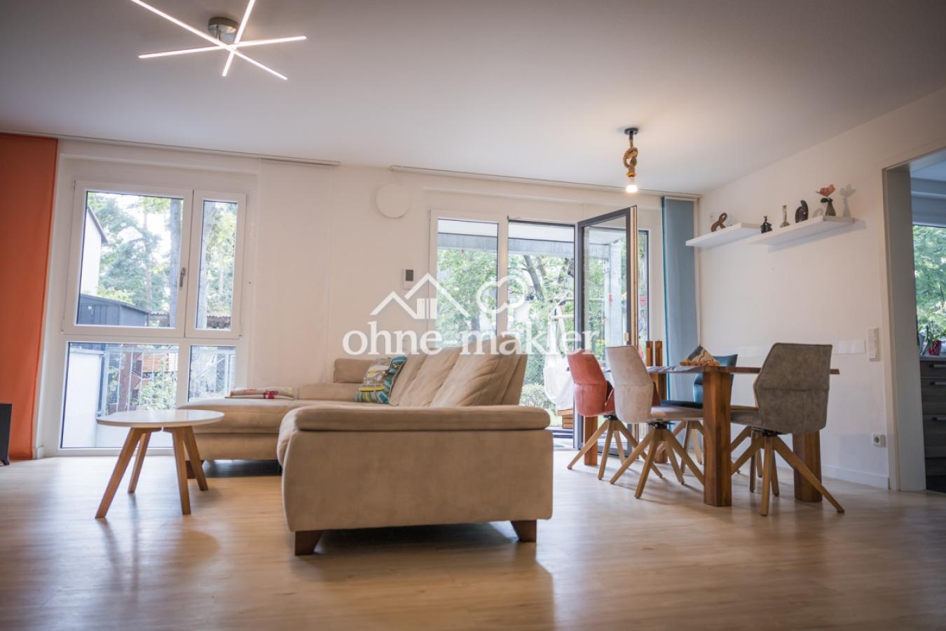 Wohnzimmer mit Blick zum Garte