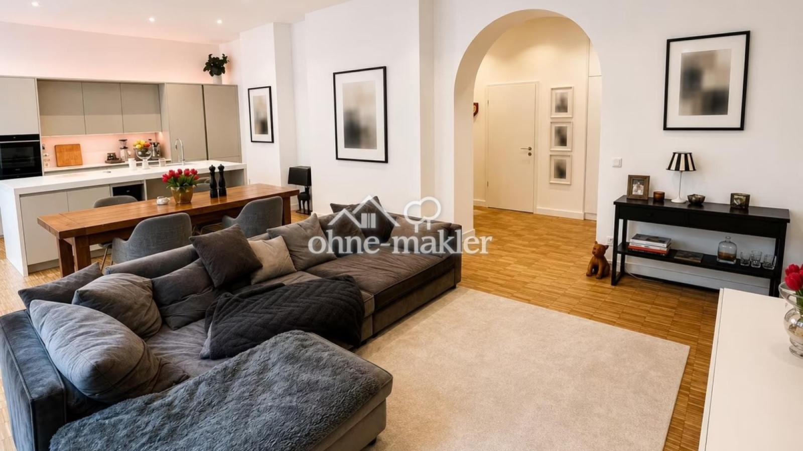 Wohnzimmer mit Rundbogen
