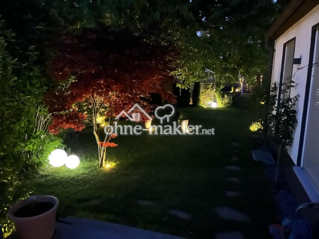 Blick in Garten bei Nacht